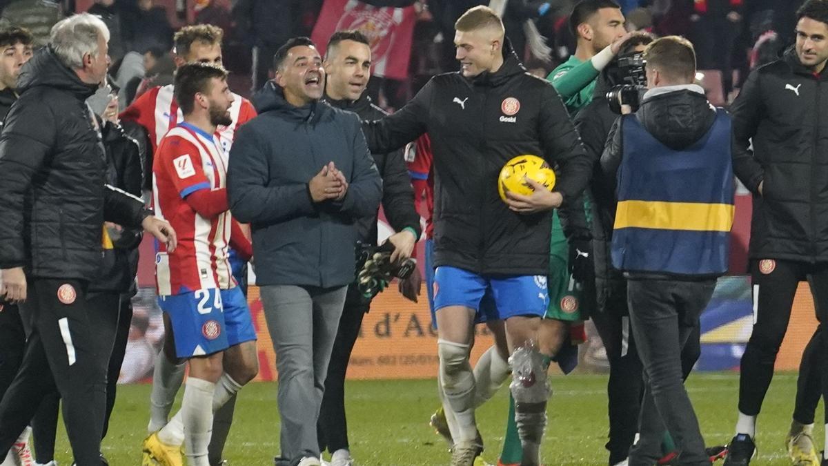 Míchel i Dovbyk saluden l'afició diumenge després del triomf contra el Sevilla (5-1)