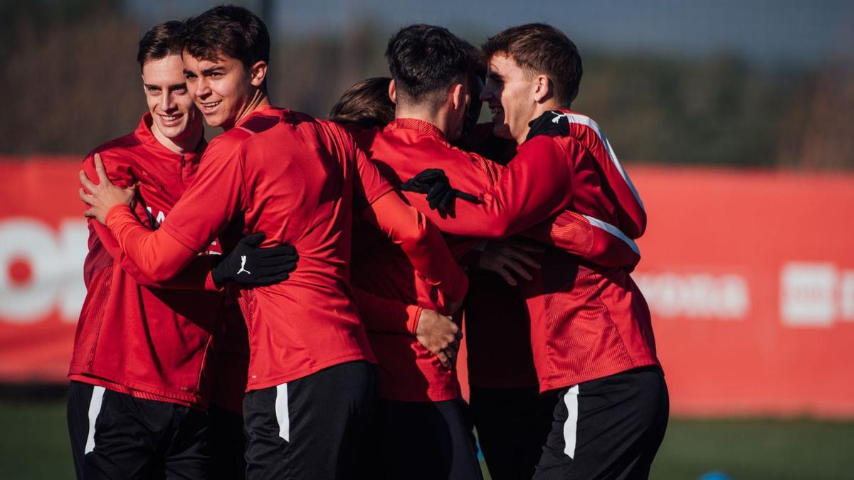 Lozano, Farrés i Sala, entre
altres, durant un exercici 
ahir a La Vinya. |  GIRONA FC