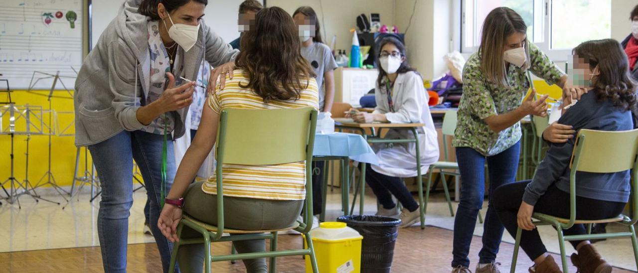 Vacunación a escolares en un centro educativo de la provincia. | ALEX DOMÍNGUEZ