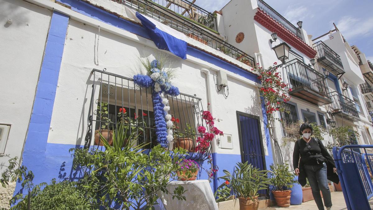 El barrio de Santa Cruz se engalana con las Cruces de Mayo.