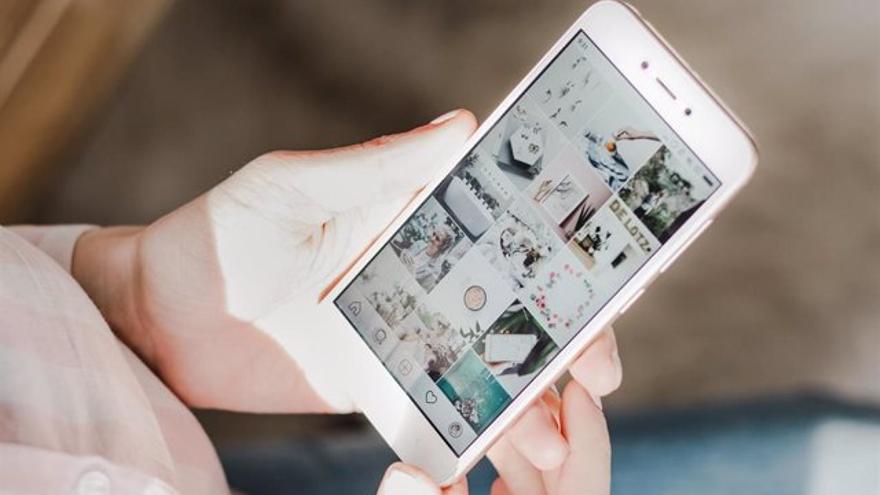 Un usuario utiliza la app de Instagram en su teléfono.