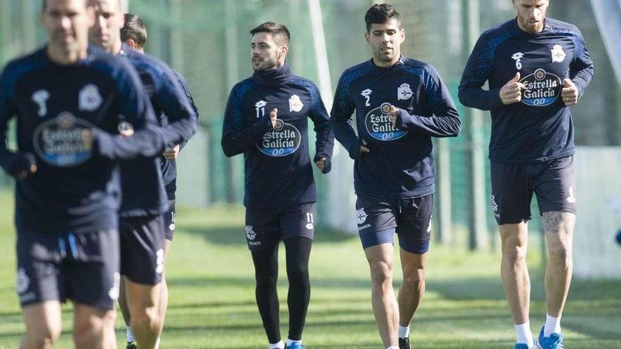 Los jugadores deportivistas, durante el entrenamiento de ayer en la ciudad deportiva de Abegondo.