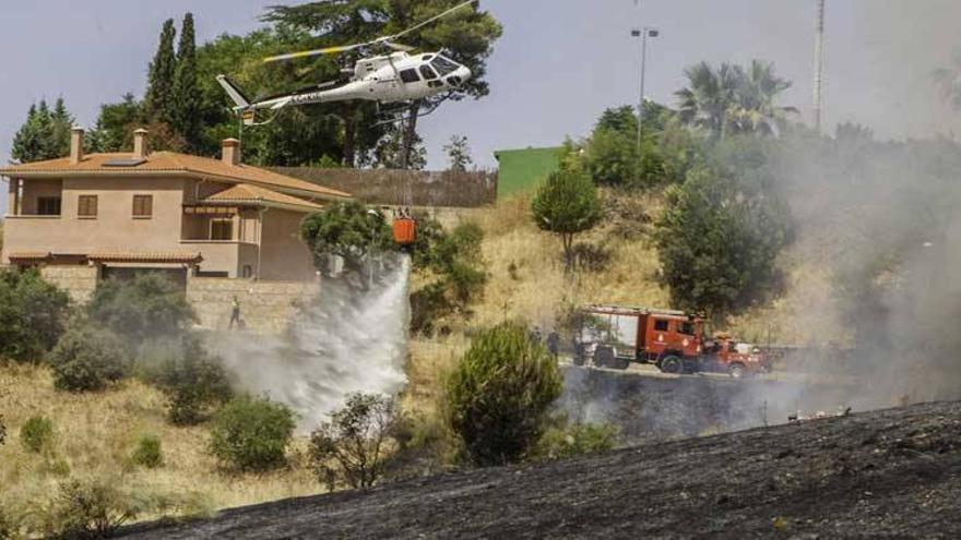 Dos incendios intencionados generan alarma entre los vecinos de Los Montitos en Badajoz