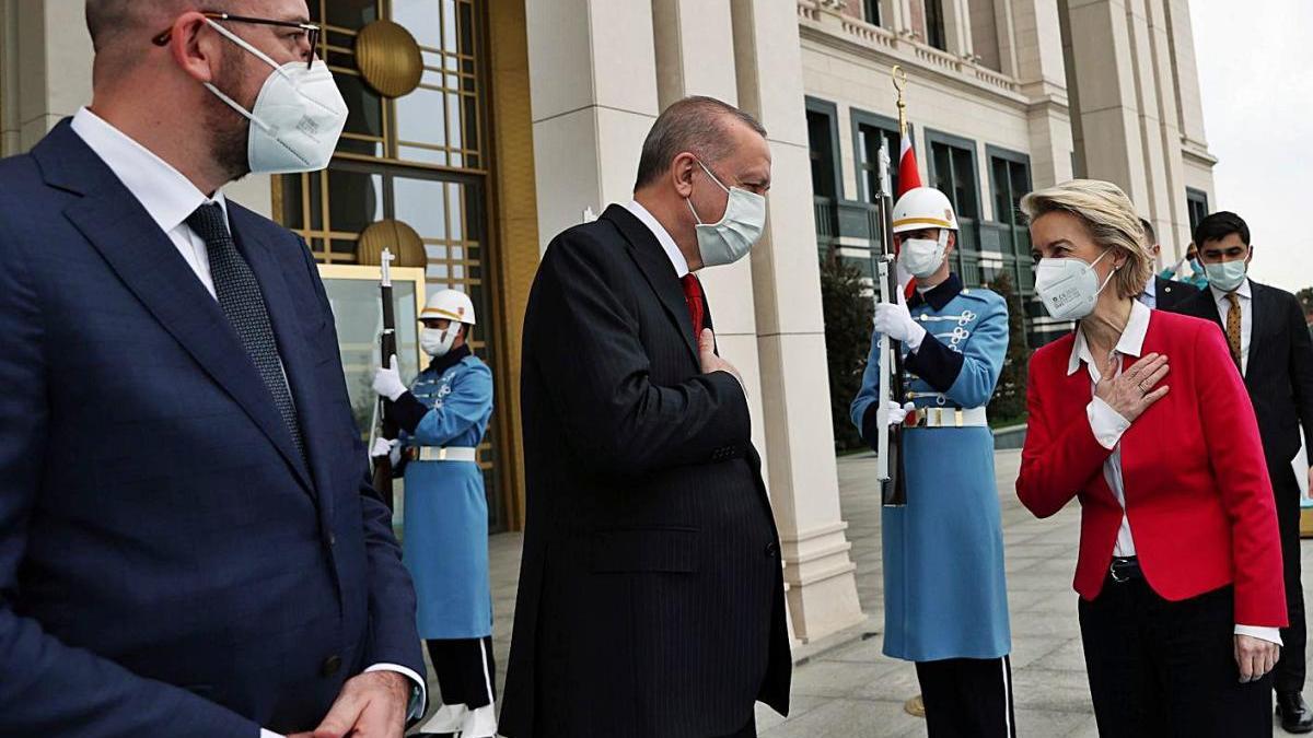 Von der Leyen saluda Erdogan en presència de Michel.