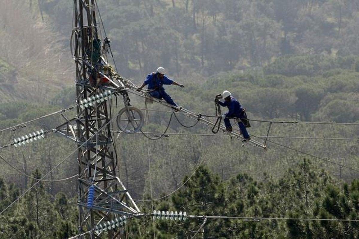 Lloret de Mar. Dos operaris tornen a posar les torres elèctriques en funcionament.