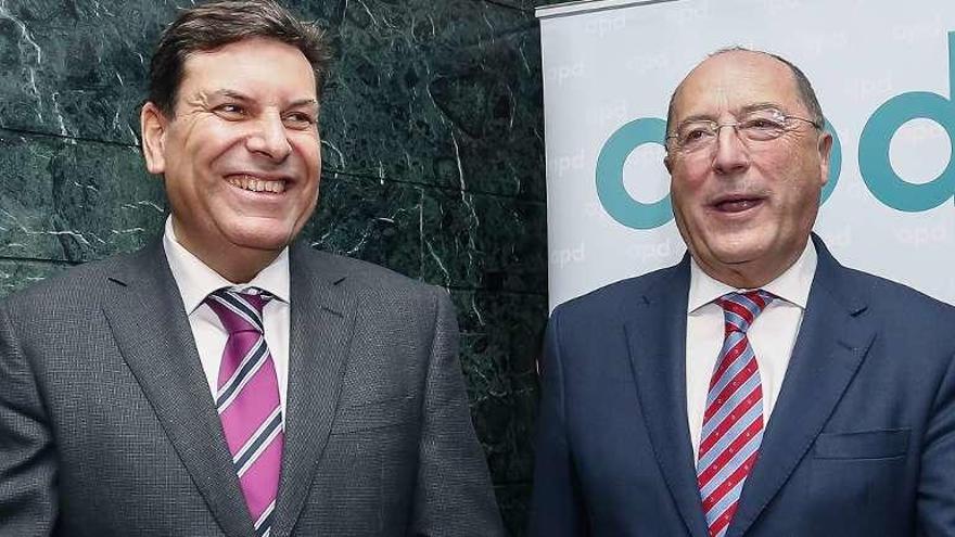 El consejero de Empleo, Carlos Fernández Carriedo, y el presidente de APD en Castilla y León, Carlos Moro