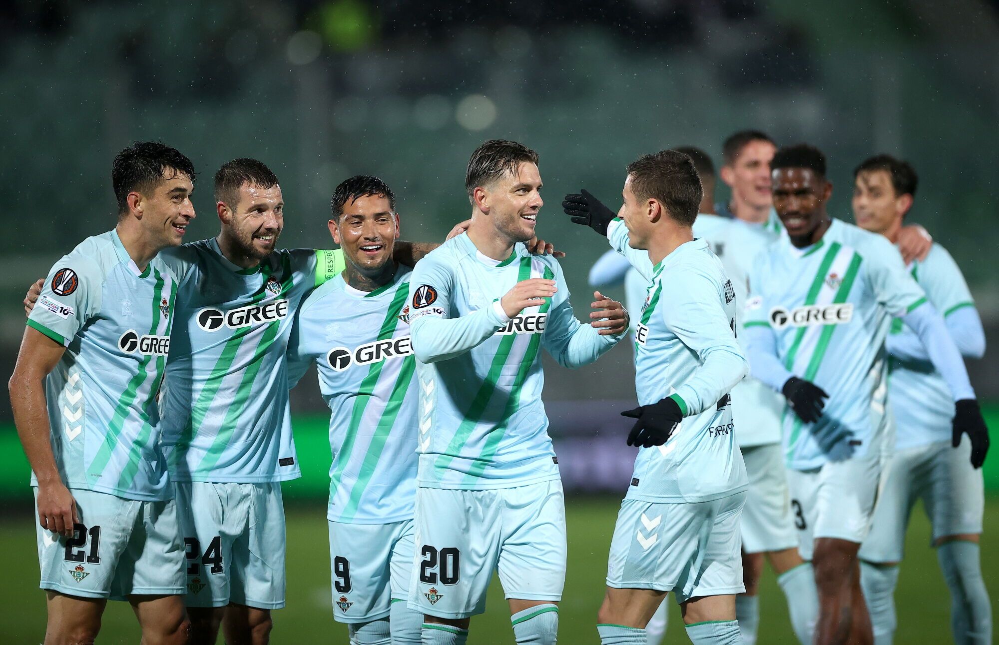 RAZGRAD (Bulgaria), 02/10/2025.- Giovani Lo Celso (C) of Betis celebrates with teammates after scoring the opening goal during the UEFA Europa League league phase match between PFC Ludogorets Razgrad and Real Betis Balompie, in Razgrad, Bulgaria, 02 October 2025. EFE/EPA/BORISLAV TROSHEV