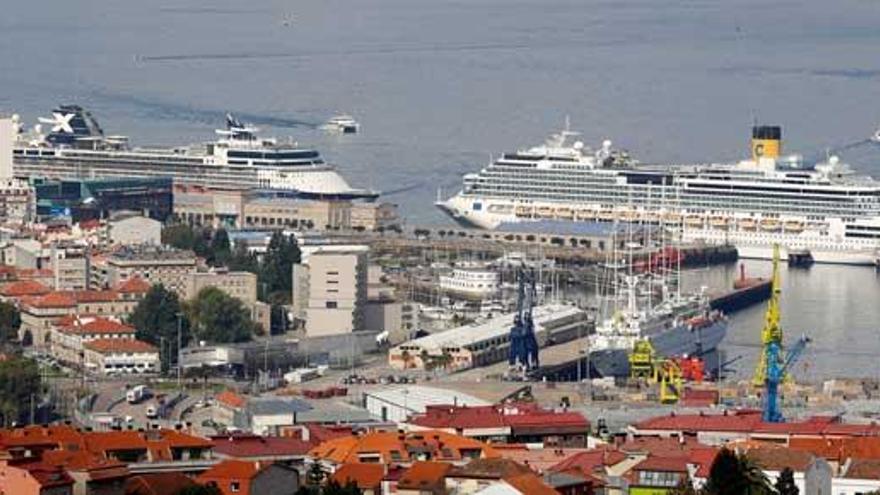 Los cruceros atracando en el puerto esta mañana. // R. Grobas