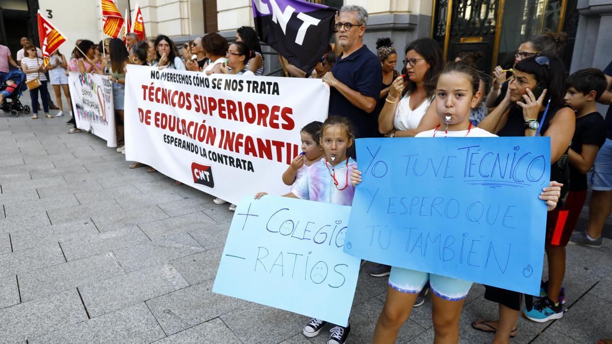 Protesta de las técnicos de Educación Infantil, este miércoles, en la plaza España de Zaragoza.