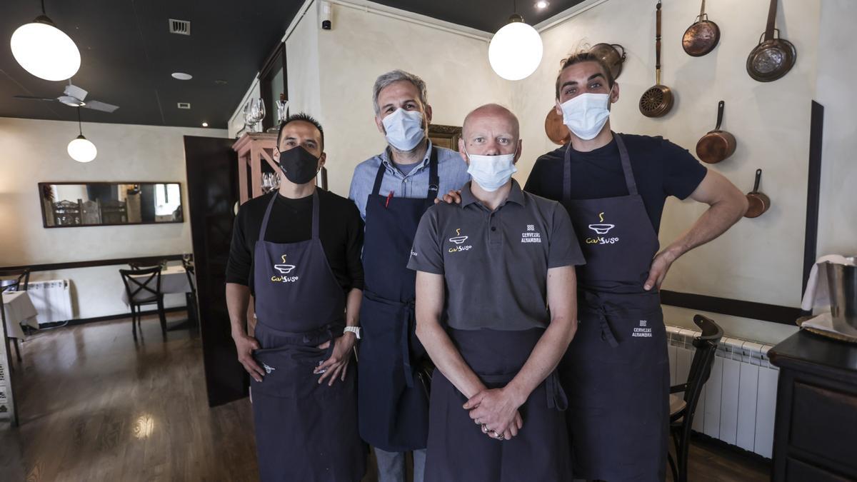 El equipo de Ca Suso (falta el jefe de sala Vicente Feito), posando este martes para LA NUEVA ESPAÑA en Oviedo: John Jairo (mantenimiento, limpieza); Iván Feito, cocinero; Andriy Anufriyev (jefe de partida de carnes y pescados) y Juan Yjurco (jefe de partida de repostería y entrantes).