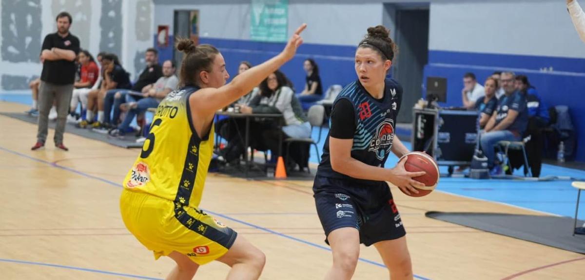 Camille Zimmerman controla el balón.