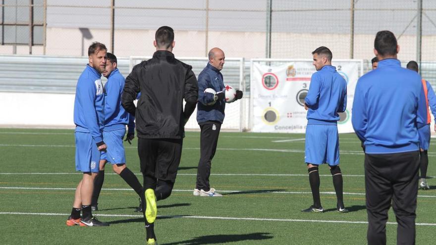 Monteagudo habla con los jugadores durante un entrenamiento en los últimos días.