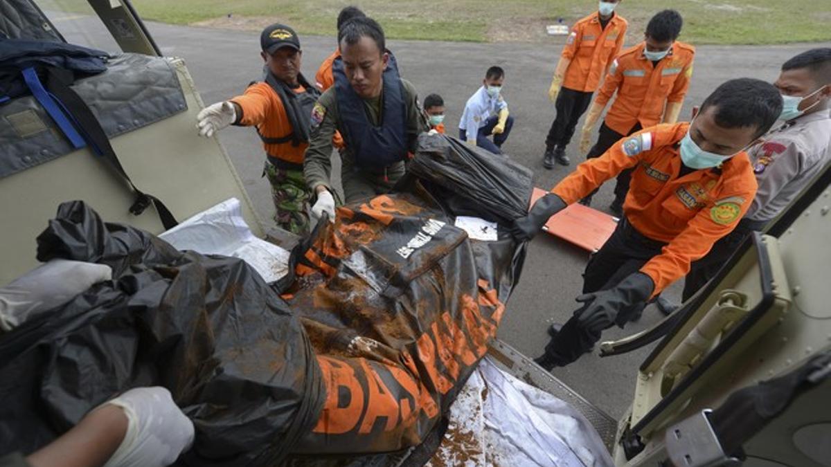 Los equipos de rescate rescatan cuerpos del vuelo QZ8501 de AirAsia