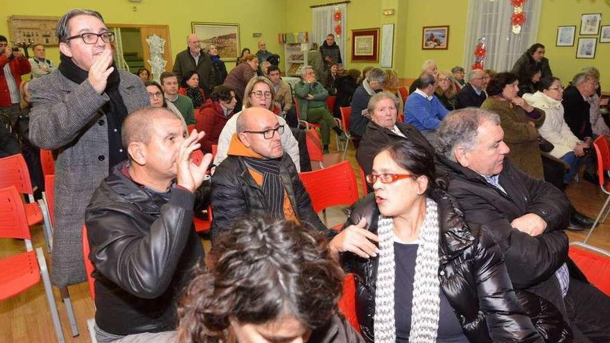 Los vecinos, en plena discusión durante la reunión mantenida con el Concello en la Casa Rosada. // G.S.