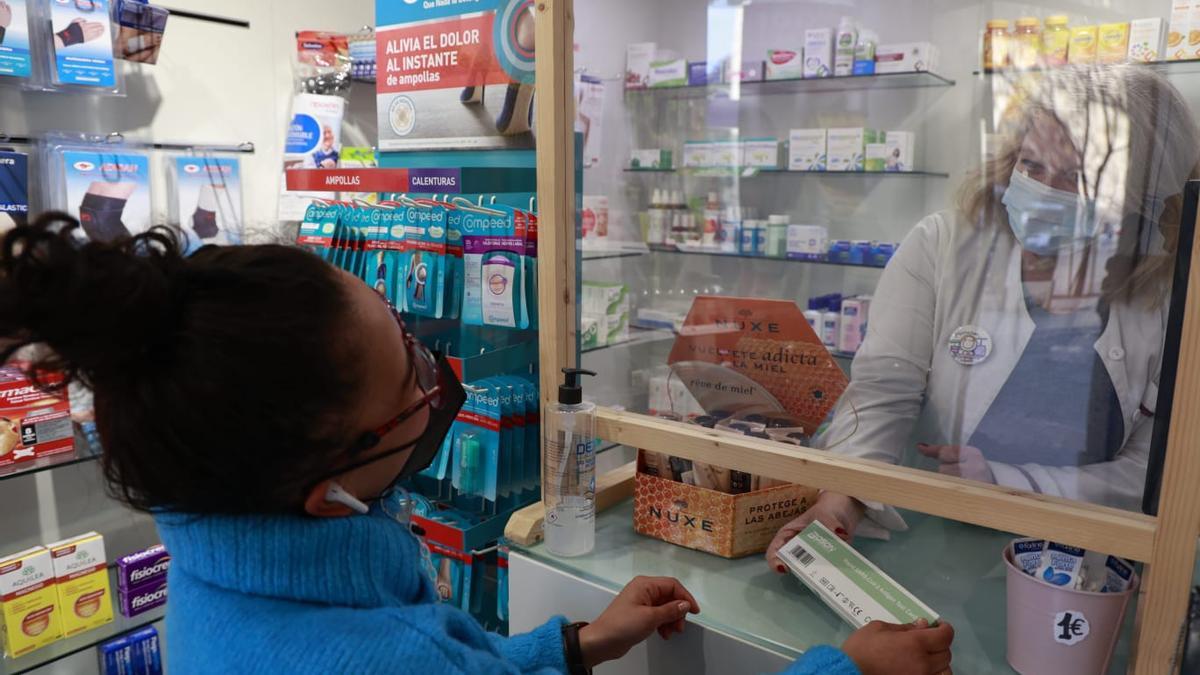 Venta de test de antígenos en una farmacia de València, esta mañana.