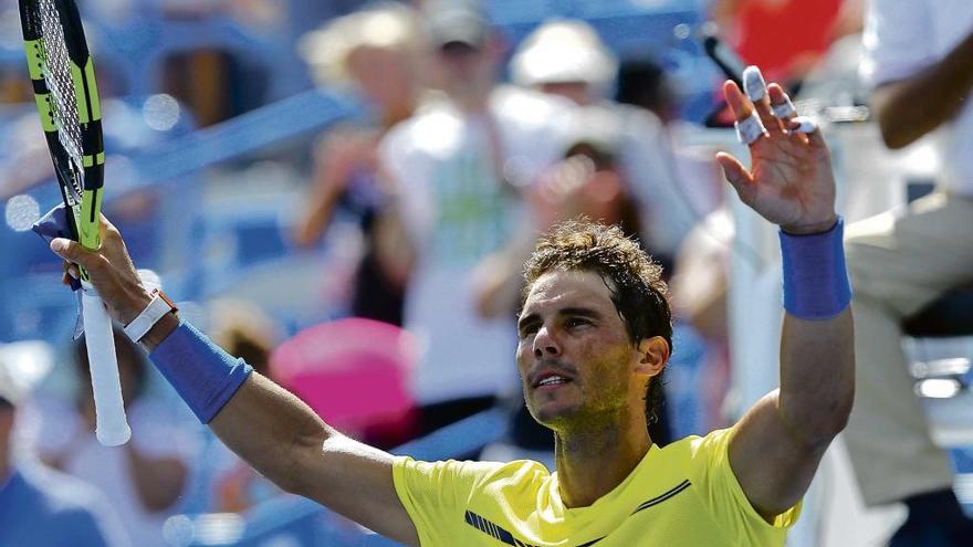 Nadal se despide de los aficionados tras su victoria ante Albert Ramos en Cincinnati.