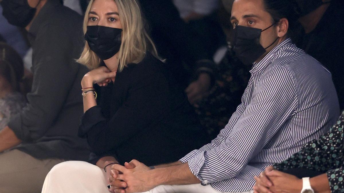 Marta Ortega y su marido Carlos Torretta, durante el desfile.