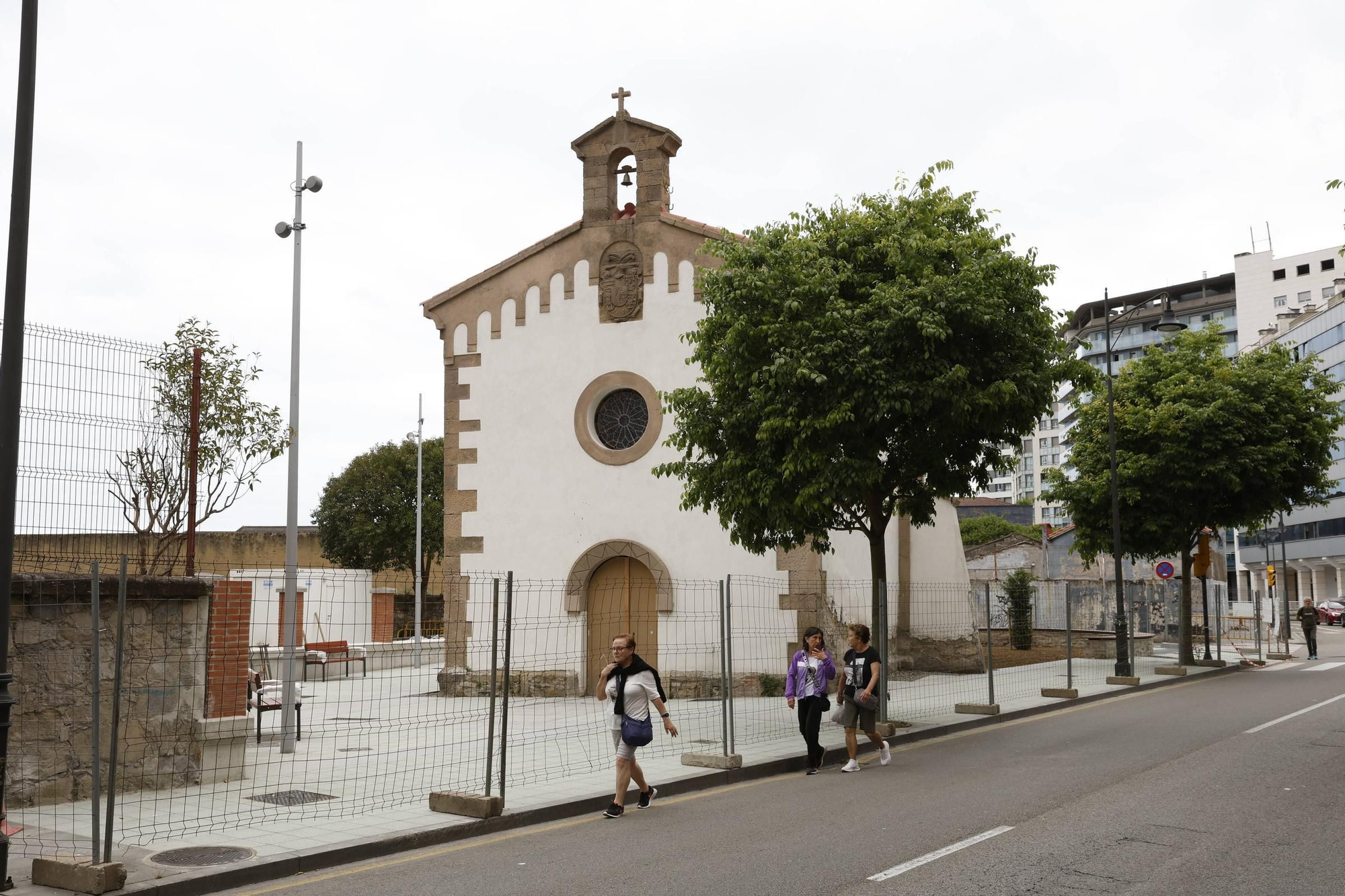 Así ha quedado la urbanización del entorno de la capilla de San Esteban del Mar de Gijón (en imágenes)