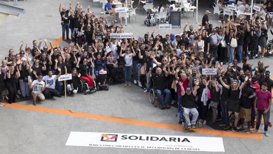 Miembros de las ONG formaron un X gigante en la Plaza de las Flores