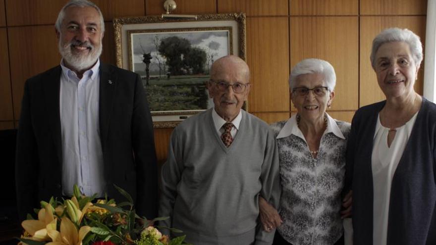 El veí centenari amb el regidor i alguns familiars