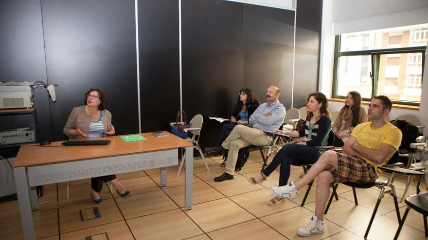 María del Mar Díaz, a la izquierda, durante su intervención en el curso de verano de Pola de Laviana.