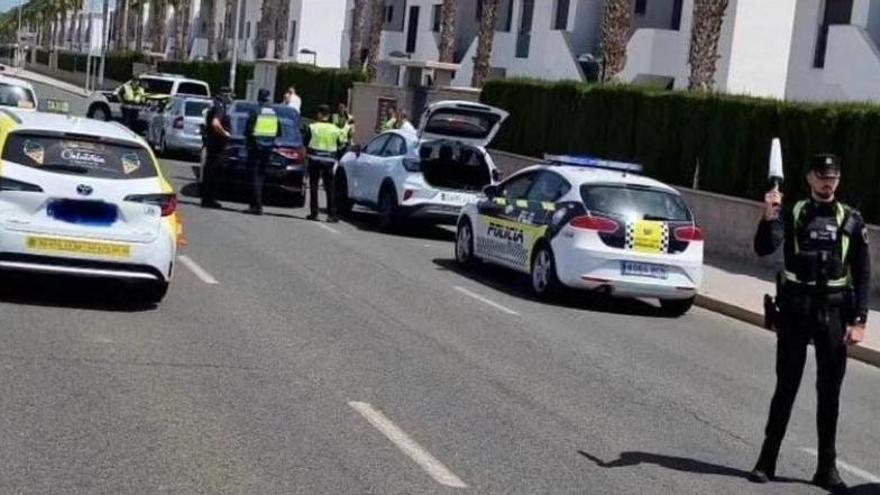 Contra el intrusismo de los VTC: un control de la Policía Local de Orihuela se salda con con 21 vehículos inspeccionados, dos detenidos, un coche al depósito y varias denuncias