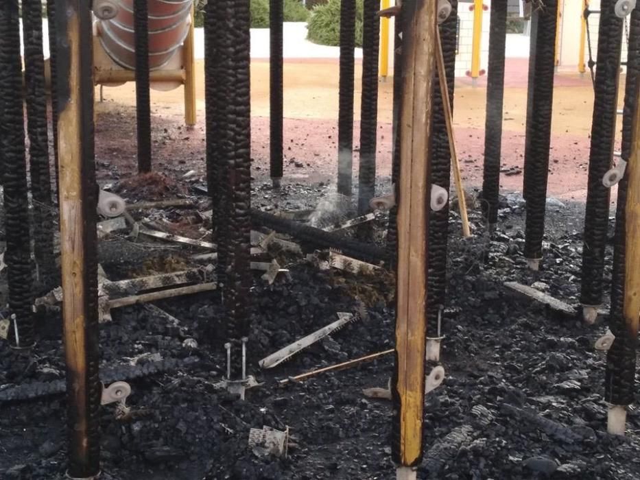 Queman de madrugada el castillo infantil del parque de sa Riera de Palma