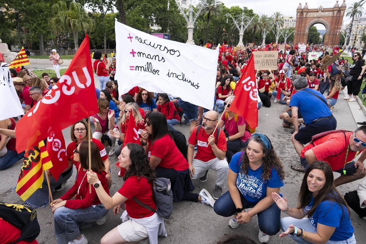 Manifestantes participan en una marcha por el centro de Barcelona durante una jornada de protesta del sector educativo