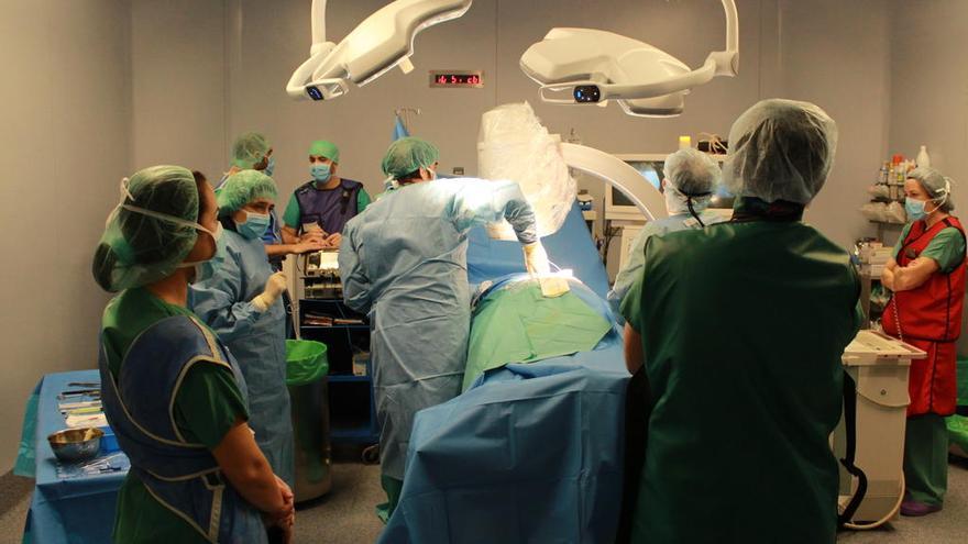 Cirujanos del CHUS, implantando uno de los neuroestimuladores más pequeños del mundo. // FdV