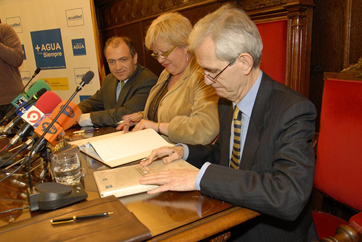 Firma en 2007 del polémico convenio entre la alcaldesa de Sagunt, Gloria Calero, y director general de Acuamed, Adrián Baltanás.