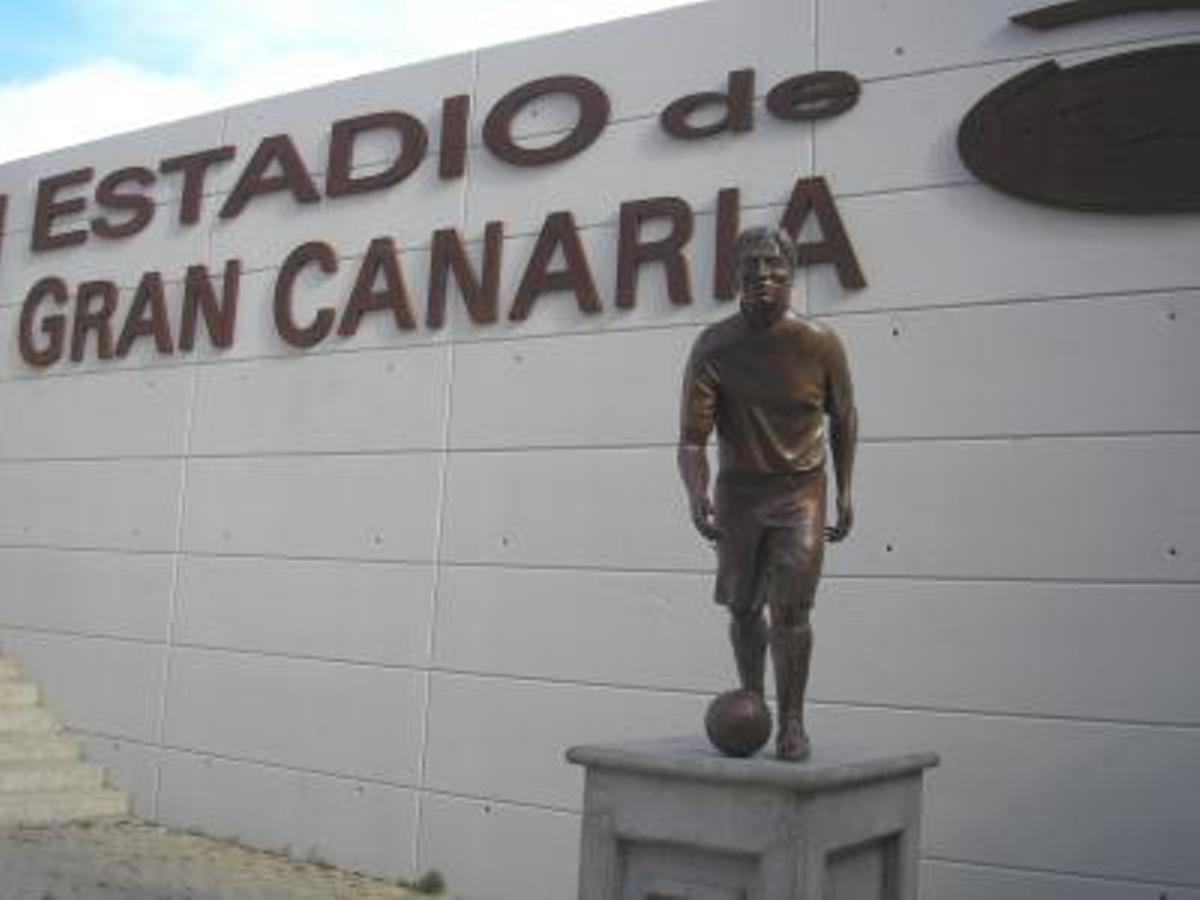 La estatua de David Silva en el Gran Canaria, en la calle Fondos de Segura.