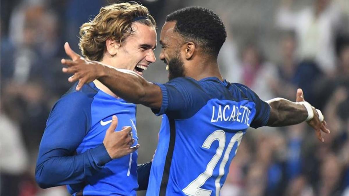 Lacazette, celebrando un gol con Griezmann en la selección francesa