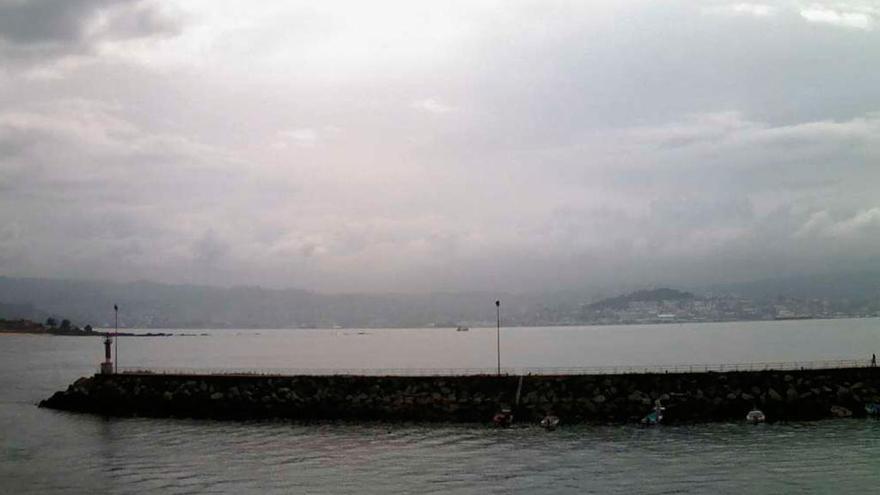 Manto de nubes sobre la ría de Vigo visto desde Cangas. // MG