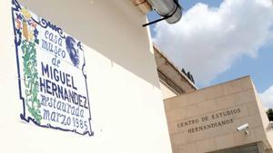 Placa conmemorativa de la restauración de la casa museo. Al fondo, el Centro de Estudios Hernandianos.