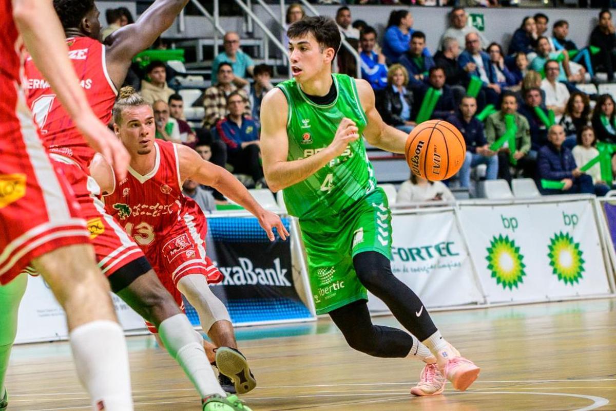 Roger Fábrega controla el balón.