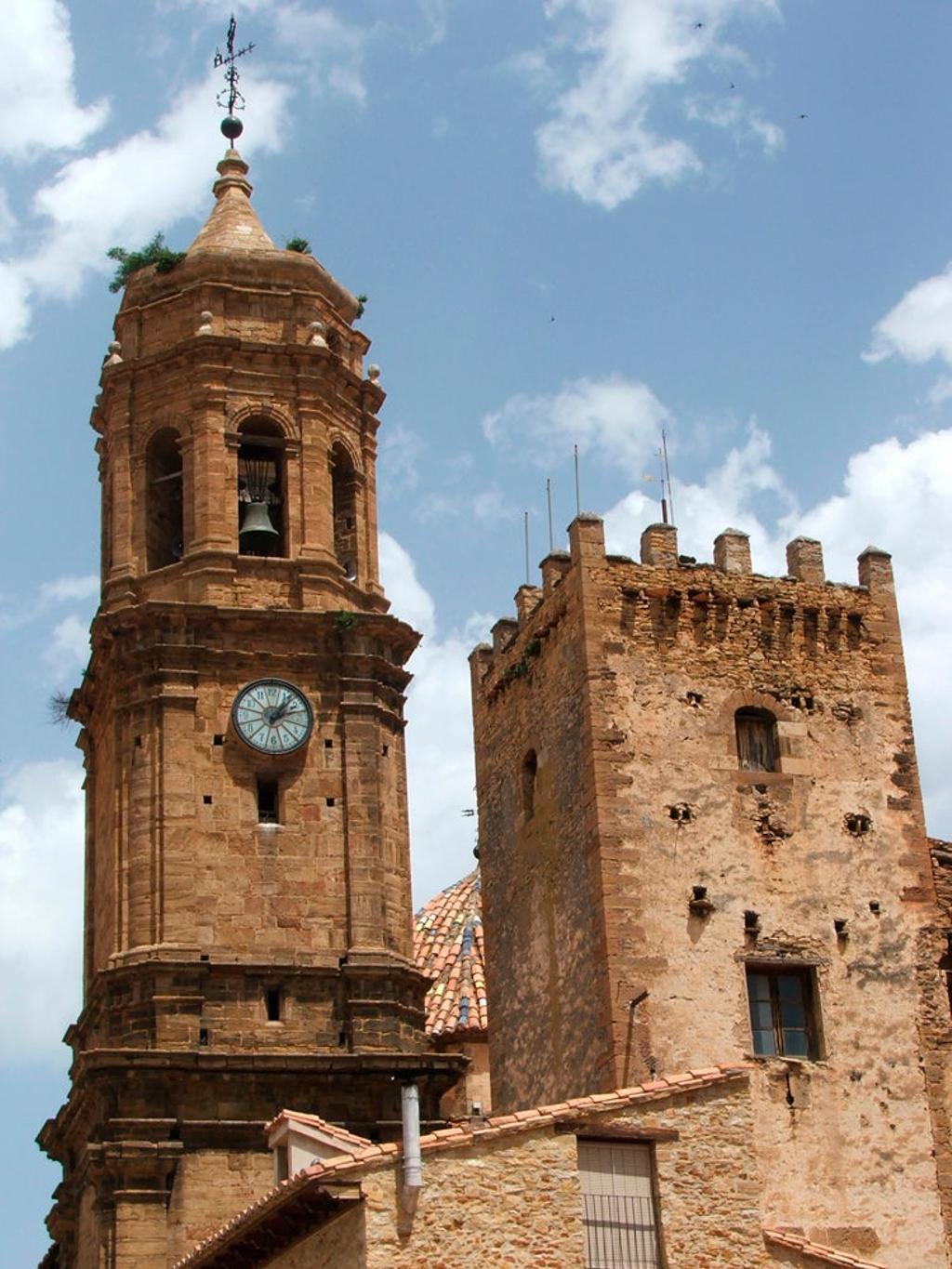  Torre de los Nublos y torre de la iglesia parroquial de La Iglesuela del Cid.