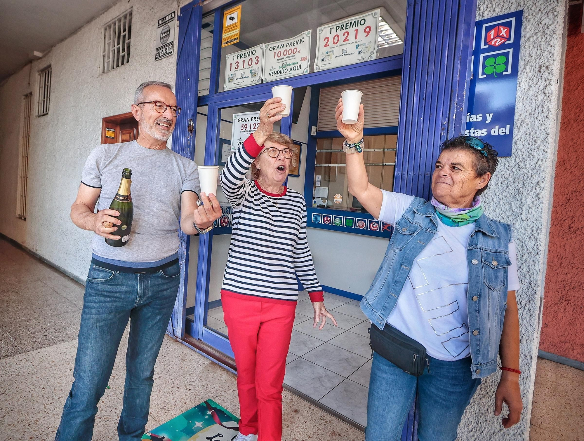 Celebración en varias administraciones de Tenerife por el Sorteo del Niño