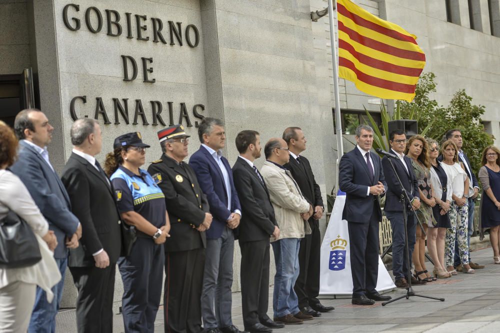 20/08/17.LAS PALMAS DE GRAN  CANARIA. El presidente del Gobierno de Canarias, Fernado Clavijo, izó la bandera de Cataluña por el atentado de Barcelona y Cambrils, frente a la sede de Presidencia en Las Palmas de Gran Canaria. FOTO: J. PÉREZ CURBELO