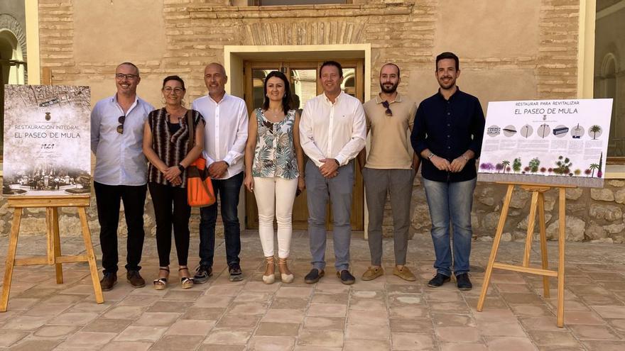 El alcalde, Juan Jesús Moreno, junto al resto de su equipo en la presentación del proyecto de restauración. | L.O.