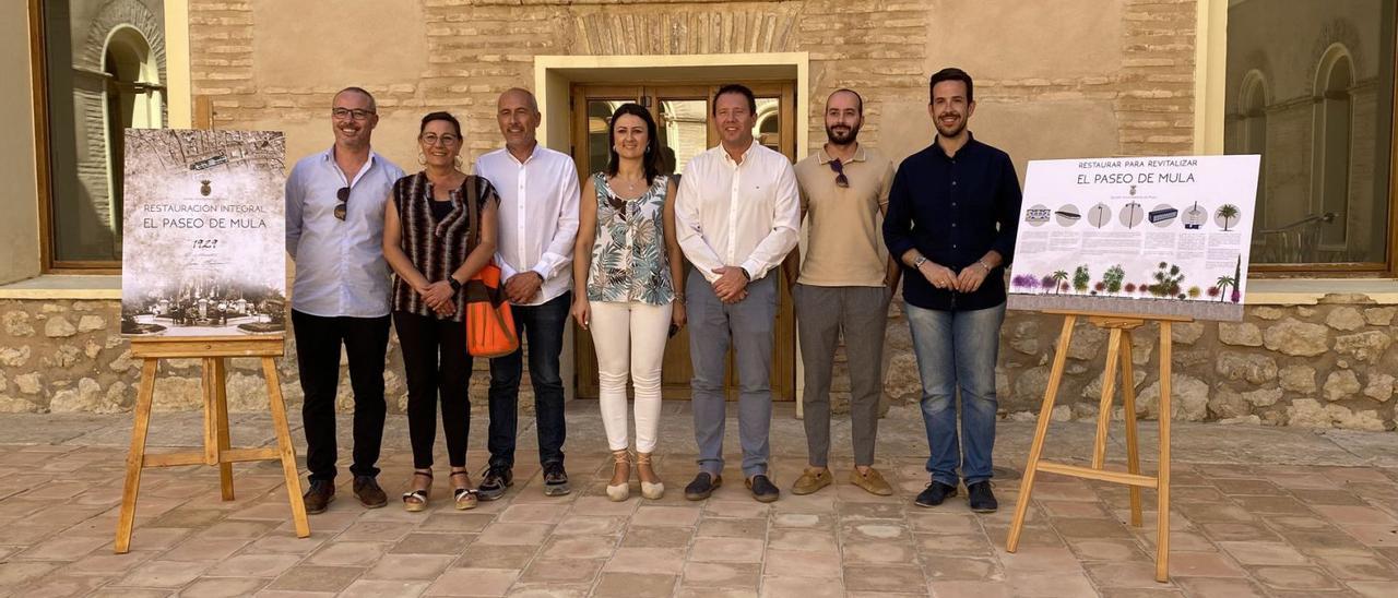 El alcalde, Juan Jesús Moreno, junto al resto de su equipo en la presentación del proyecto de restauración. | L.O.