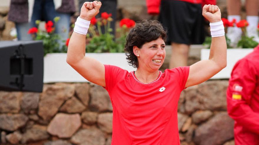 Carla Suárez, sonriente, celebra con los brazos en alto su victoria ante la japonesa Misaki Doi, ayer en Cartagena.