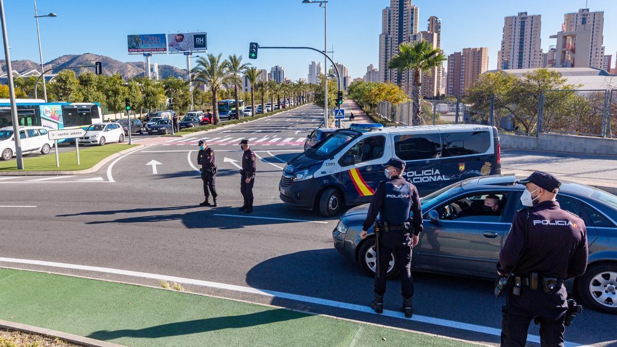 Los controles policiales provocan colas kilométricas en Alicante