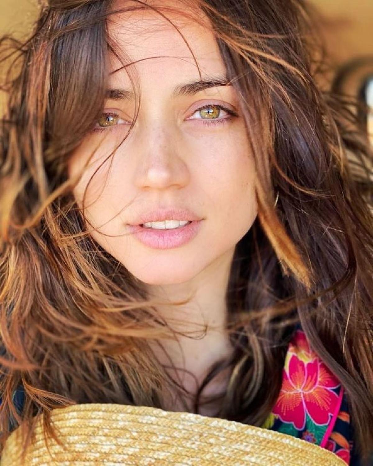 El 'selfie' de Ana de Armas sin maquillaje y despeinada en Instagram