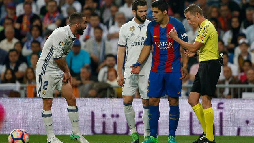 Hernández Hernández, con Dani Carvajal, Luis Suárez y Nacho durante el Clásico.