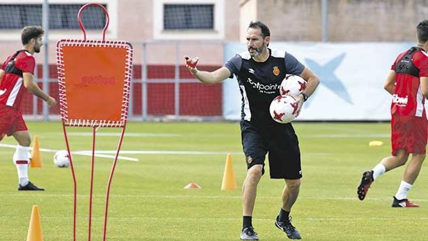 Vicente Moreno da instrucciones a sus jugadores esta semana en la Ciudad Deportiva Antonio Asensio.