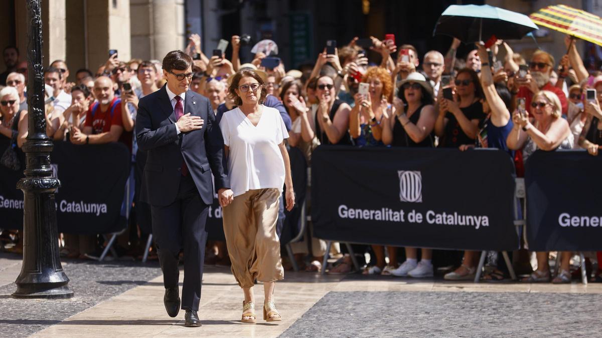 El líder socialista catalán Salvador Illa acompañado de su esposa Marta Estruch a su llegada a la ceremonia de toma de posesión como nuevo presidente de la Generalitat