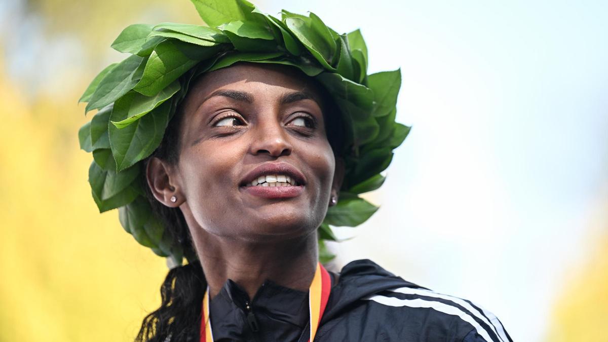 Tigist Assefa, tras su histórico triunfo en el maratón de Berlín.