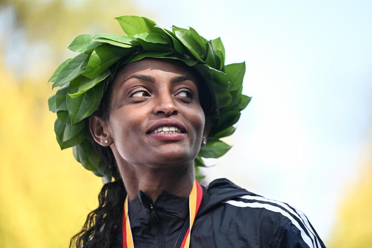 Tigist Assefa, tras su histórico triunfo en el maratón de Berlín. Tigist Assefa, tras su histórico triunfo en el maratón de Berlín.