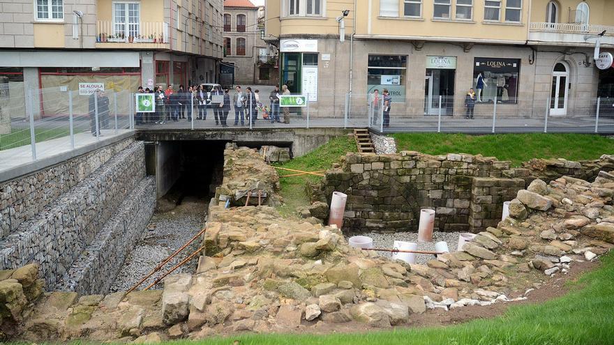 Plaza de piedra, pasarela sobre los arcos y supresión de dos carriles en la cabeza sur del puente do Burgo