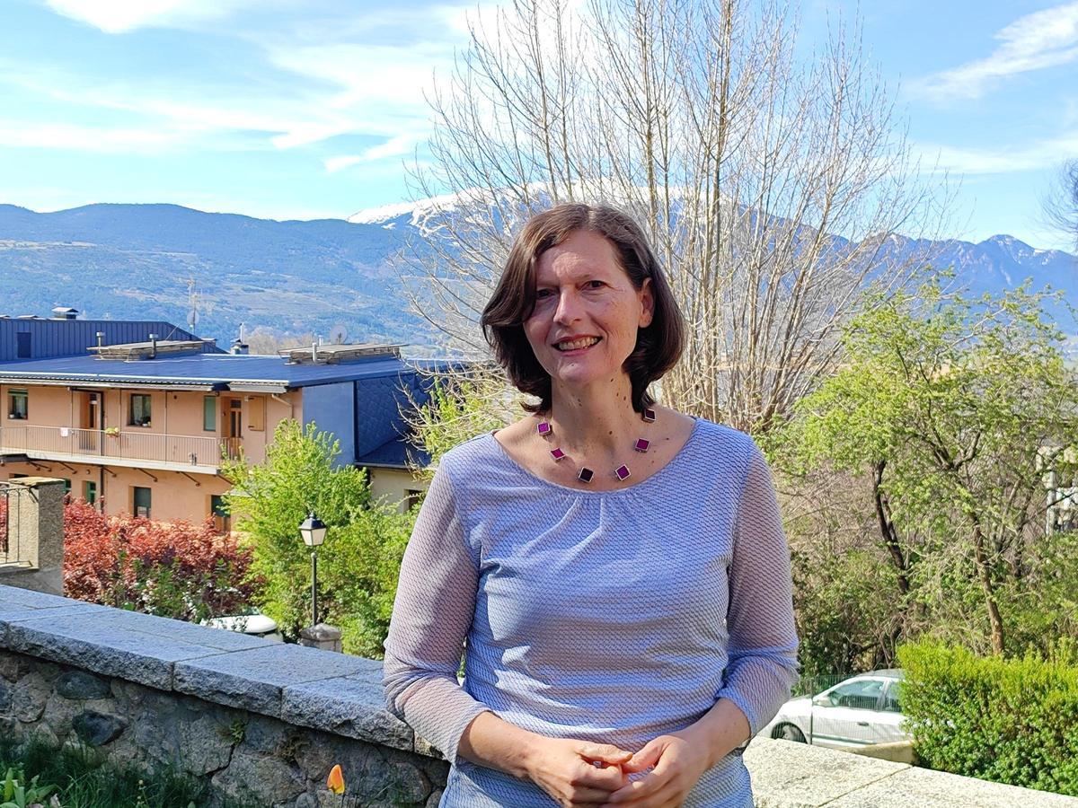 Ursula Voghts als jardins de la seu de Mentalitat Nova de Puigcerdà